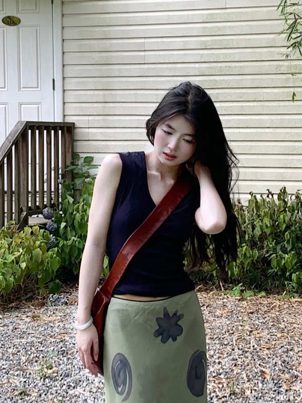 レトロ V ネックニットスリム多用途ベストトップハイウエストスカート女性のための 2025 夏の新しいファッションスーツ|undefined
