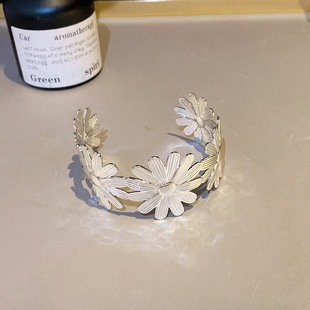 European and American Cross-Border Exaggerated Daisy Flower Bracelet for Women, Sweet and Cool Hot Girl Arm Bracelet, Light Luxury, High-End, Simple and Versatile