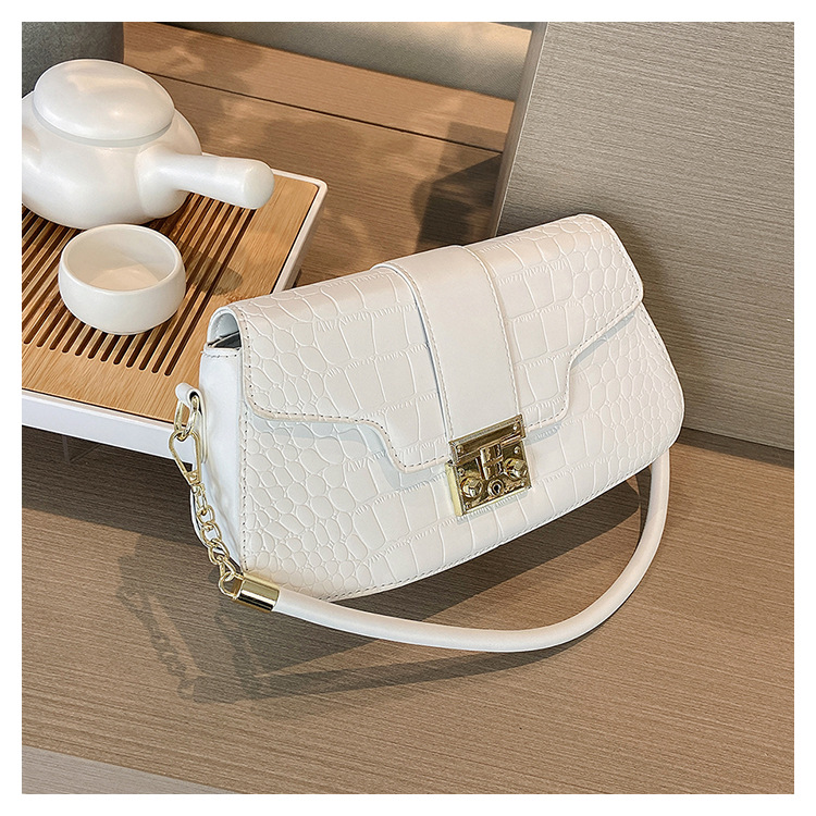 Women's Small All Seasons Pu Leather Solid Color Fashion Square Lock Clasp Underarm Bag display picture 4