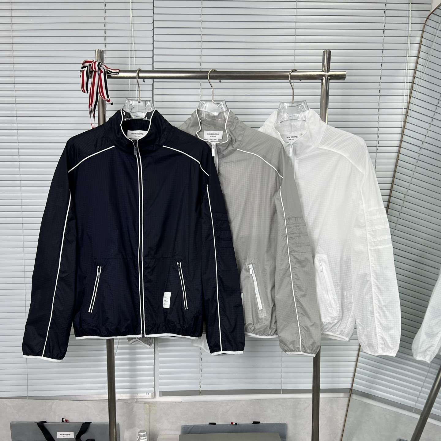 Factory direct sales of high-quality, dark plaid unisex stand-collar zipper thin breathable sun-protective jackets in Nanyou, Shenzhen.