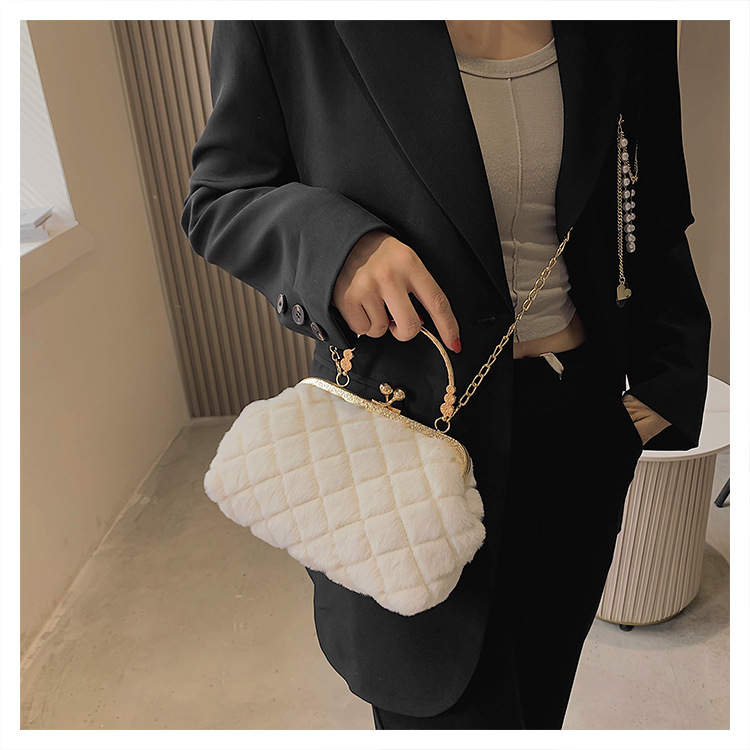 Lingge Chain Portable Autumn And Winter Soft Surface Fashion Plush One-shoulder Messenger Bag display picture 27