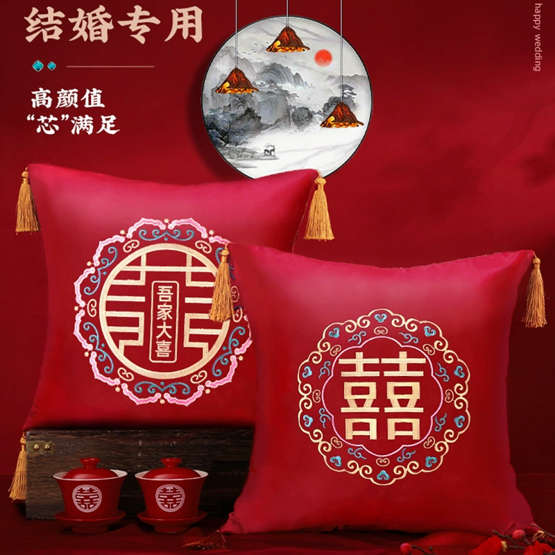 Свадебные красные подушки