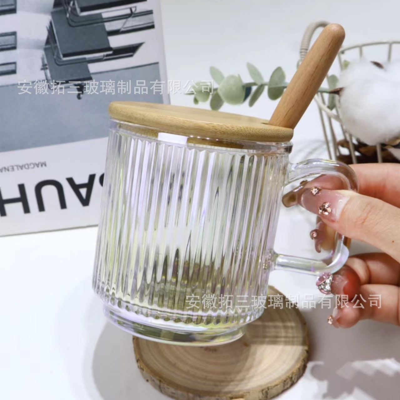 Cuchara de madera con cubierta de bambú de colores con patrón vertical