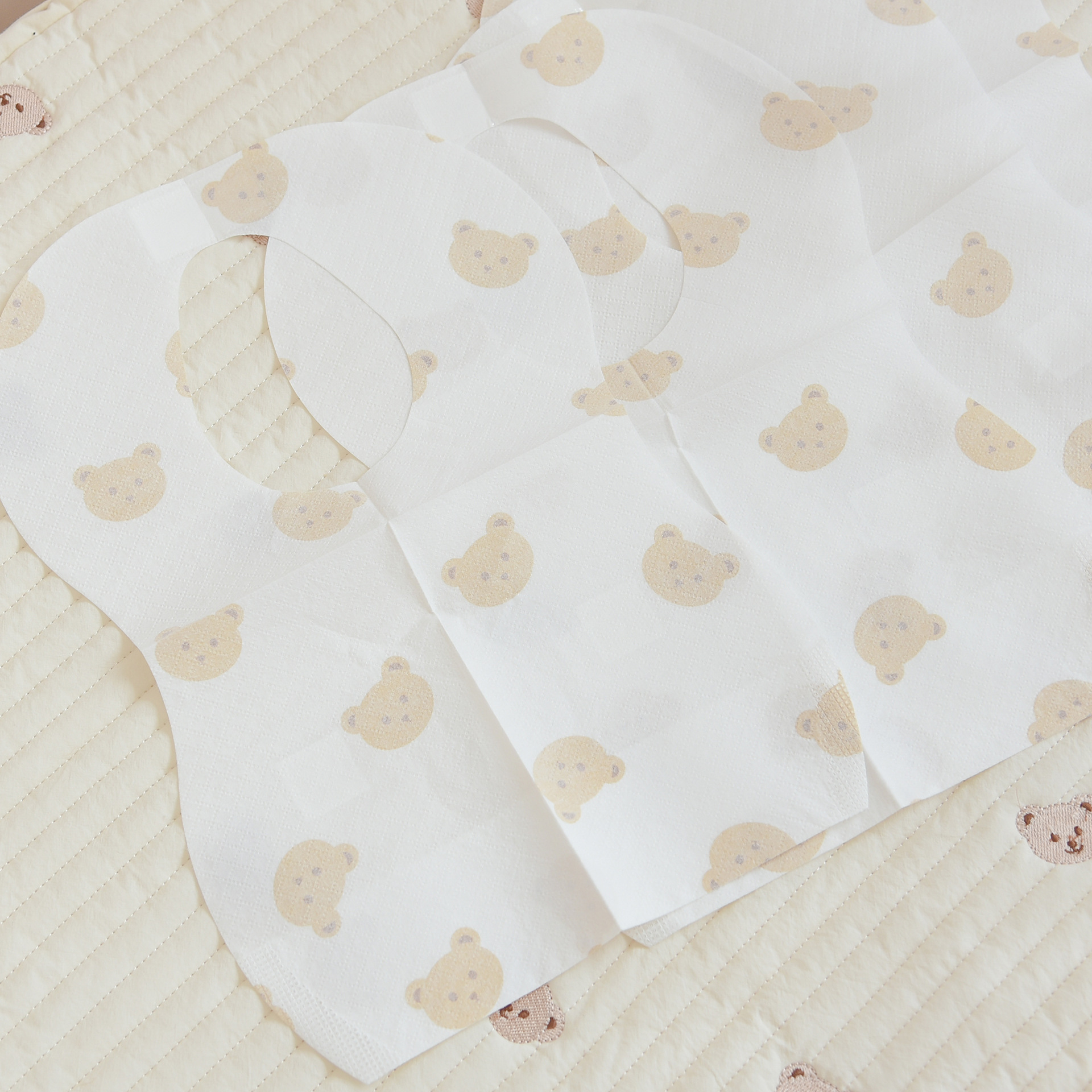 Ins nuevo verano bebé no tejido desechable babero desechable patrón de oso babero absorbente portátil para salir