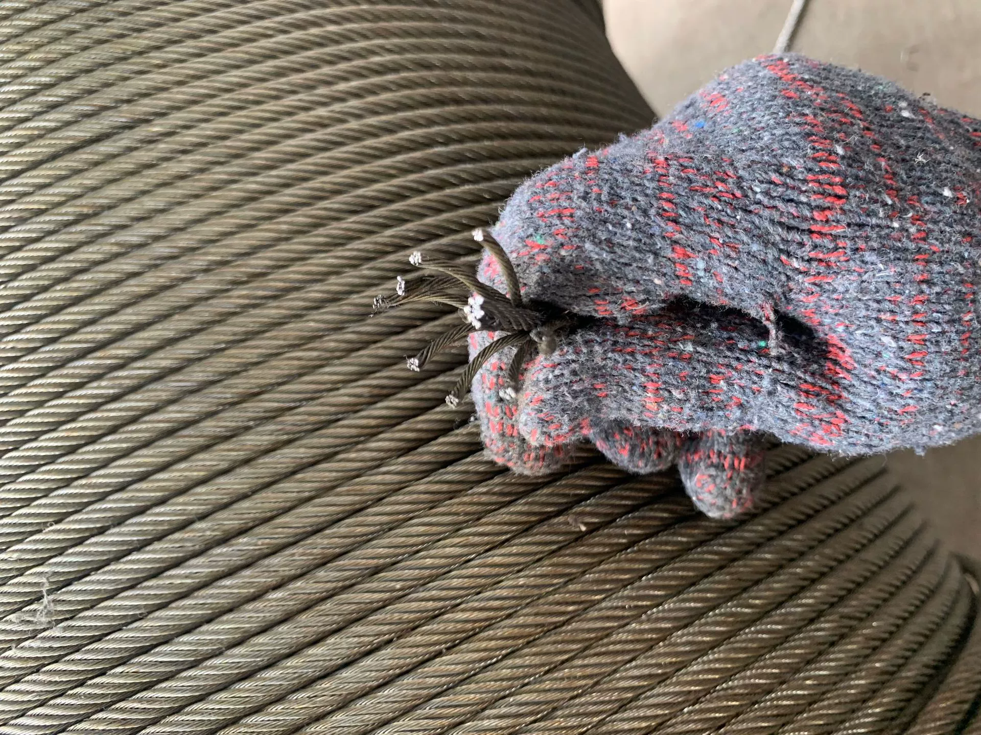 Глянцевый промасленный стальной трос 8x19 + FC/iwrc стальной трос оцинкованный производитель лифтов Американский стандарт Немецкий стандарт одна прядь с красной краской