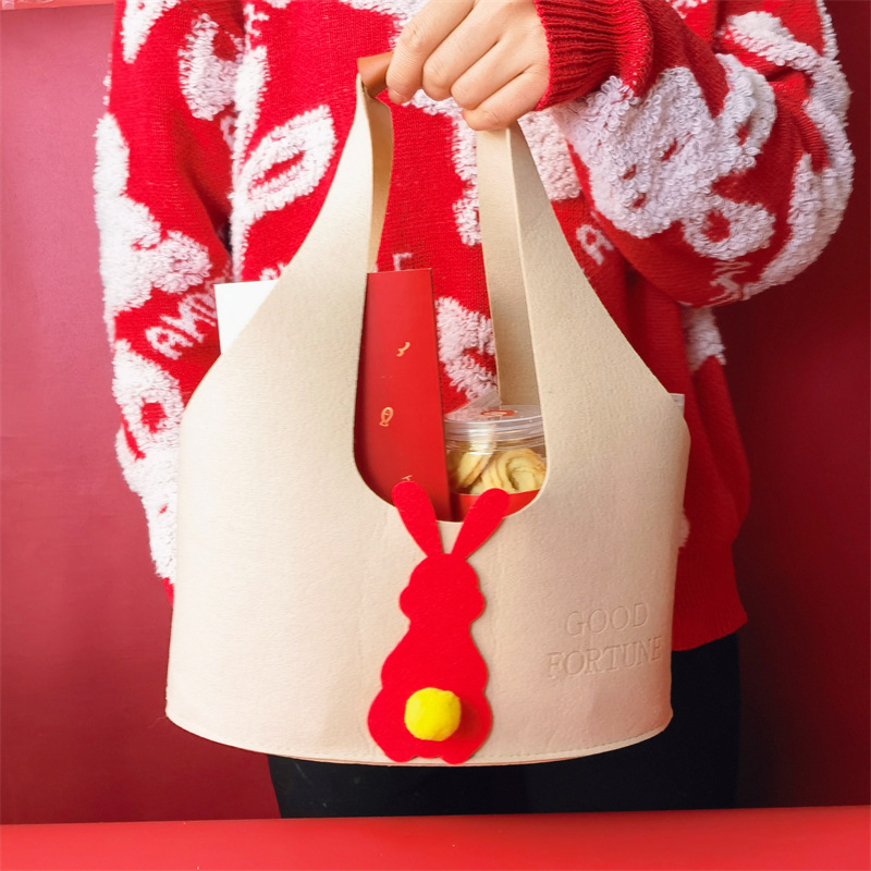 2026新伴手礼盒包装盒龙年毛毡礼物袋手提包创意饼干糖果新年礼盒