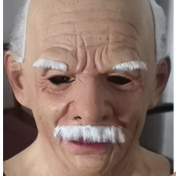 ハロウィーンのキャラクターは道具のマスクを演じます。