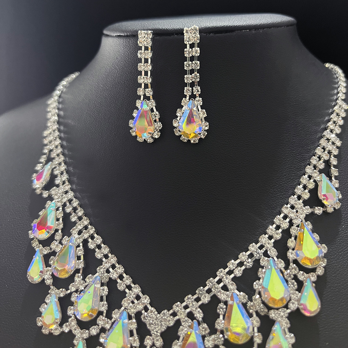 Venta al por mayor de moda cristal diamante collar pendientes de dos piezas vestido de noche accesorios noche fiesta joyería nupcial joyería femenina