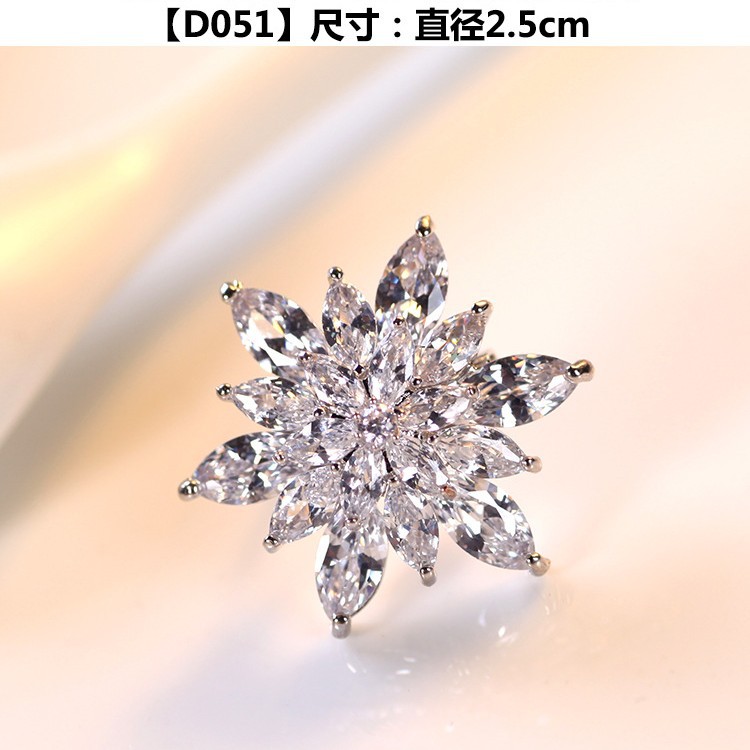 水晶の氷の花の雪の花のかすかにきらめくジルコンの胸の花のシンプルな組み合わせのブローチの女性のファッションの気質のピンは装飾品を配合します。