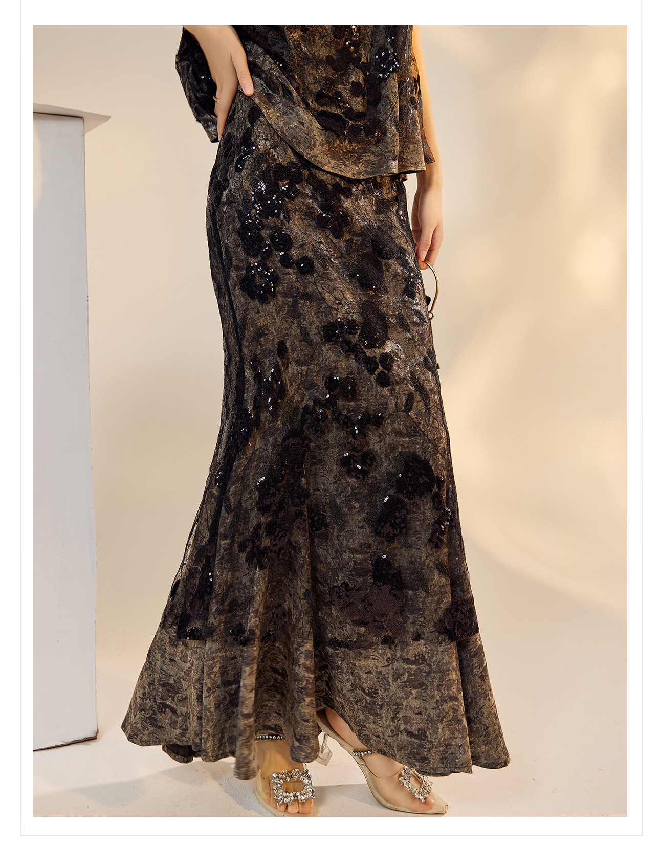 Bộ vest nữ phong cách Trung Quốc mới mùa hè 2026, thêu sequin, chân váy ngắn và áo vest — Chân váy màu trắng be, Chân váy đen cao cấp, Gilê đen cao cấp, Gi lê màu trắng be chi tiết 34