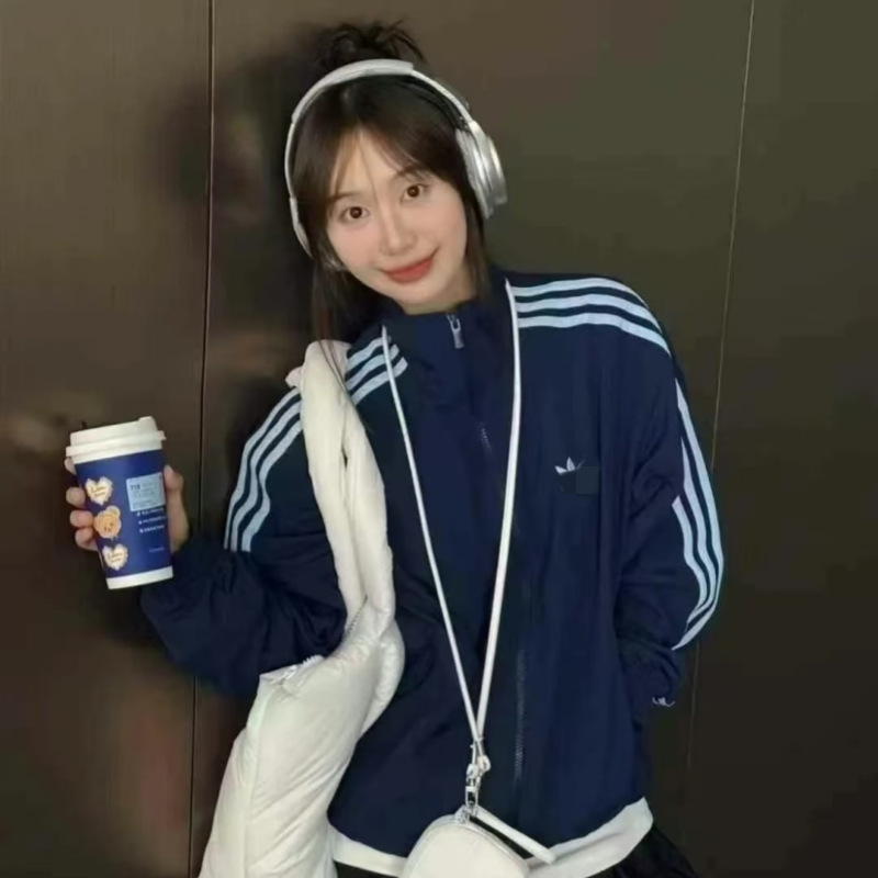 Korean-Style Jacket with Three Stripes for Men and Women, Suitable for Winter, Spring, and Autumn, Casual Loose Fit, Sports Style, Clover Embroidery, Couple's Cardigan Korean-Style Jacket with Three Stripes for Men and Women, Suitable for Winter, Spring, and Autumn, Casual Loose Fit, Sports Style, Clover Embroidery, Couple's Cardigan