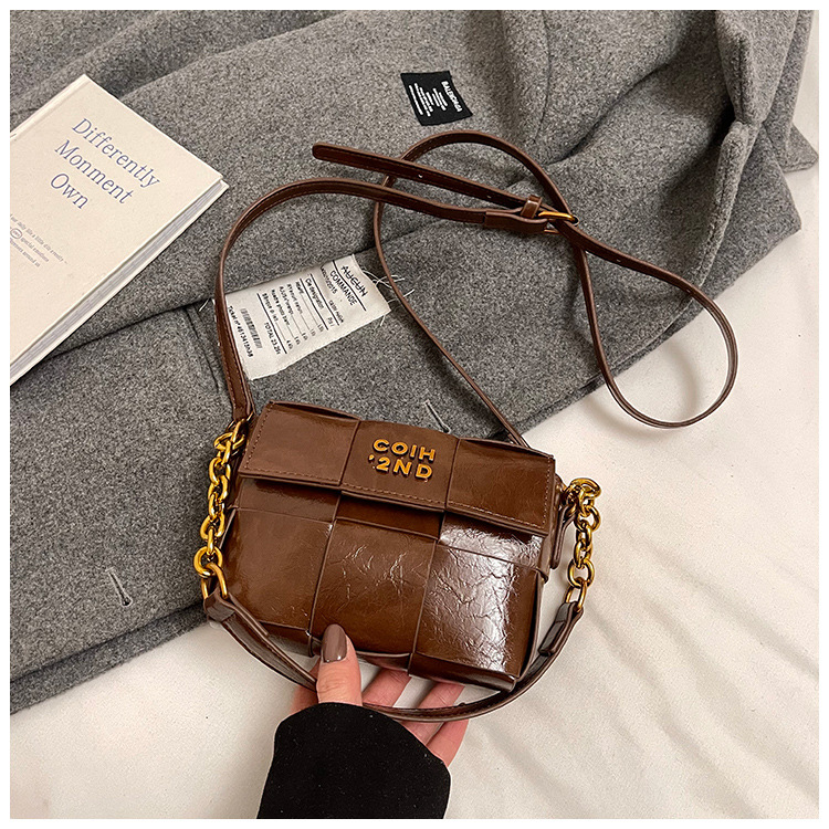 Bolso tejido de cuero de cera de aceite de alta calidad para mujer 2025 primavera nueva moda casual bandolera de moda de nicho