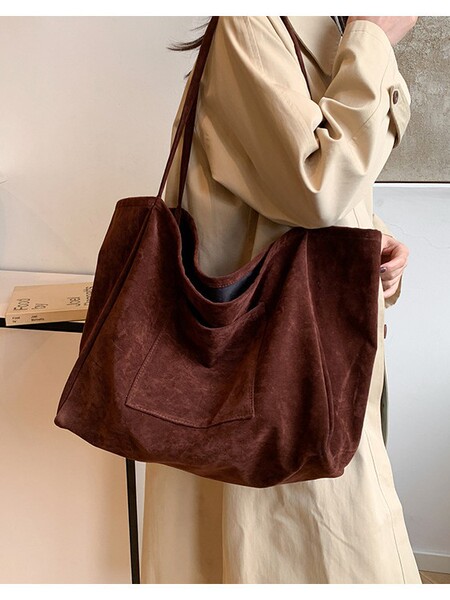 Matte retro capacious shoulder bag