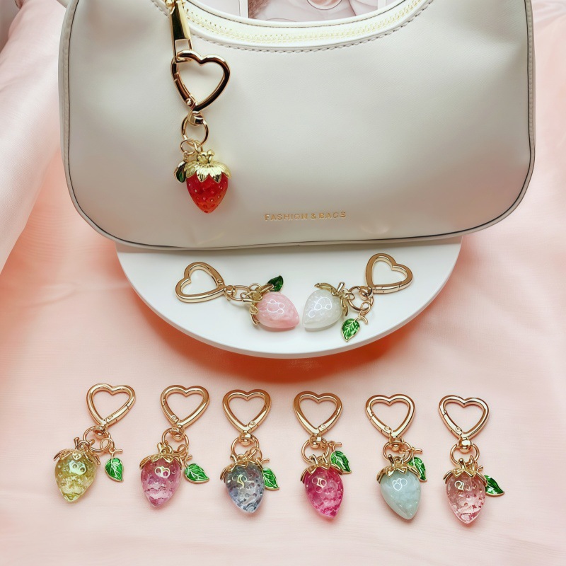 Fijación de bolsos de fresa llavero hermoso teñido colgante de fresa decoración colgante de bolsos de mujer accesorios pequeños colgantes frescos