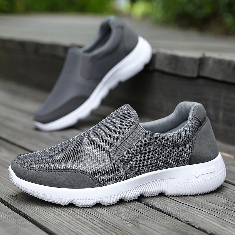 Zapatos de mujer con suela suave que no cansan los pies, nuevos zapatos de tela estilo antiguo de Pekín para mujer, zapatos sin cordones para madres, zapatos para caminar para personas de mediana edad y mayores.