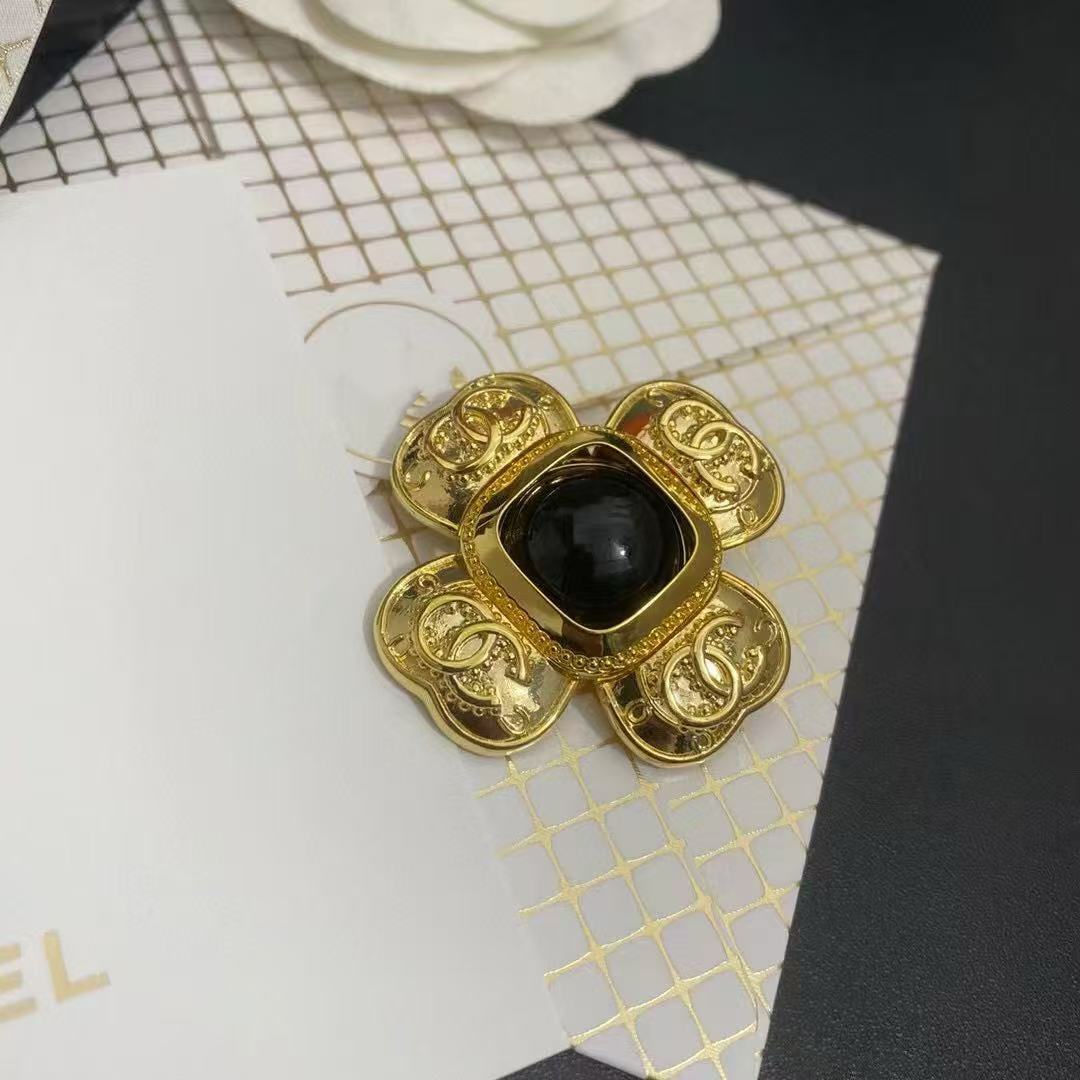 Classic Chanel-Style High-End Gold-Plated Brooch, Fashionable Retro Star Ocean Personality Trend, Sweet and Cool Heart Design
