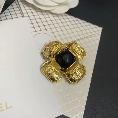 Yaxa sancaqları – and Cool Heart Design - black-gemstone-brooch