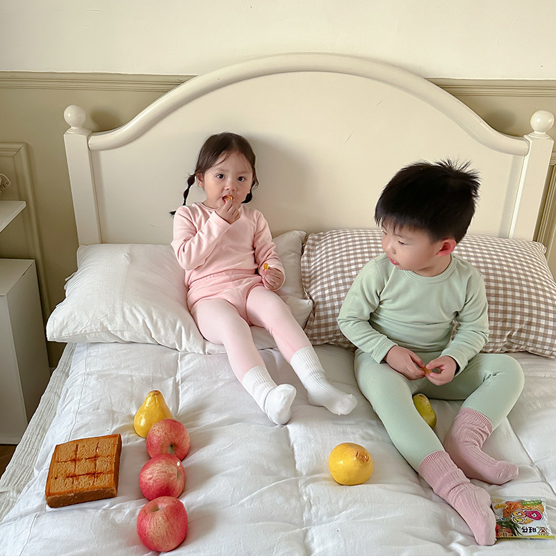 Conjunto de ropa para estar en casa para niñas, nuevo estilo de invierno, cálido y grueso, ropa para bebés, ropa para niños, pijamas para niños, grueso y cálido.