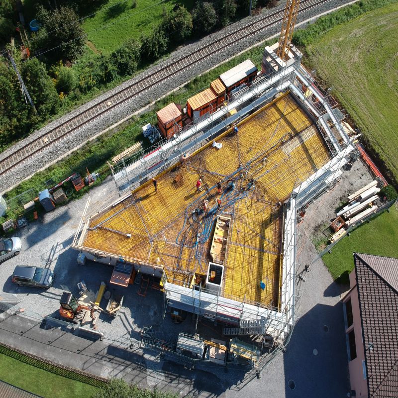 金属屋面聚合物涂料两布五涂，我们坚持将产品做好。