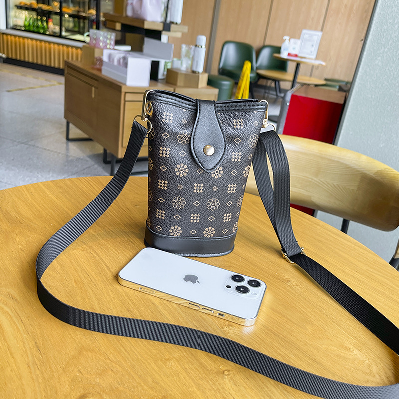 Damentaschen 2024 neuer Stil Kontrastfarbe Blumenschnalle vertikale Pommes-Frites-Tasche lässig einfache kleine quadratische Tasche Handytasche trendy_voghion.com