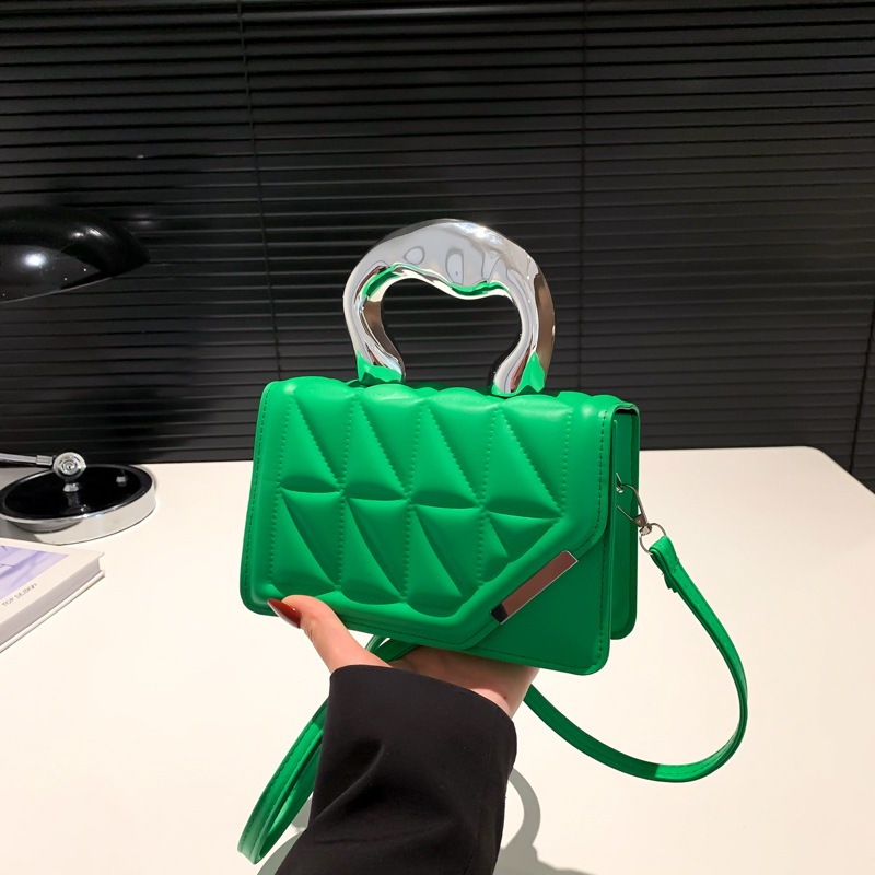 Bolso de textura de diamante para mujeres 2024 nuevo pequeño bolso de mano duro fresco, bolso cuadrado de moda de color sólido de un solo hombro.