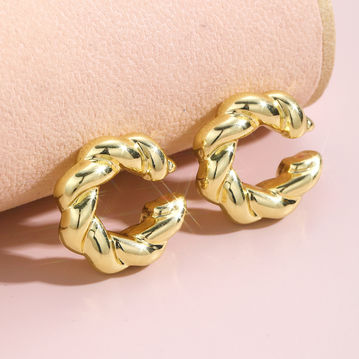 Moda retro europea y americana, personalidad de nicho de alta gama, pinza de oreja hueca de hilo en forma de C para mujer