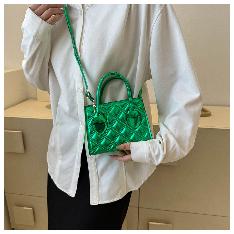 Piccola borsa a tracolla quadrata in vernice effetto goffrato_voghion.com