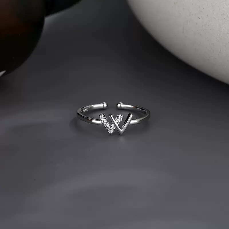 古猫宁  肖战王一博锁骨链韩版个性潮人双V闪钻设计感W字母项链女