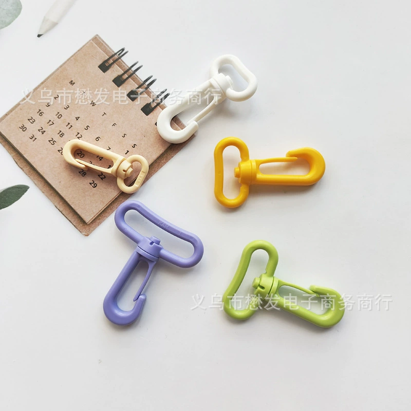 В наличии: пластиковый поворотный крючок KAM Hualian, разноцветный крючок для рюкзака, двойной крючок для подвешивания сумки через плечо