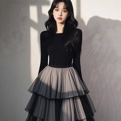 女性用のハイエンドのレトロでエレガントな人気のドレス、ウエストを細くし、ファッショナブルなステッチが施されており、非常に見栄えの良いふわふわのリトルブラックドレス