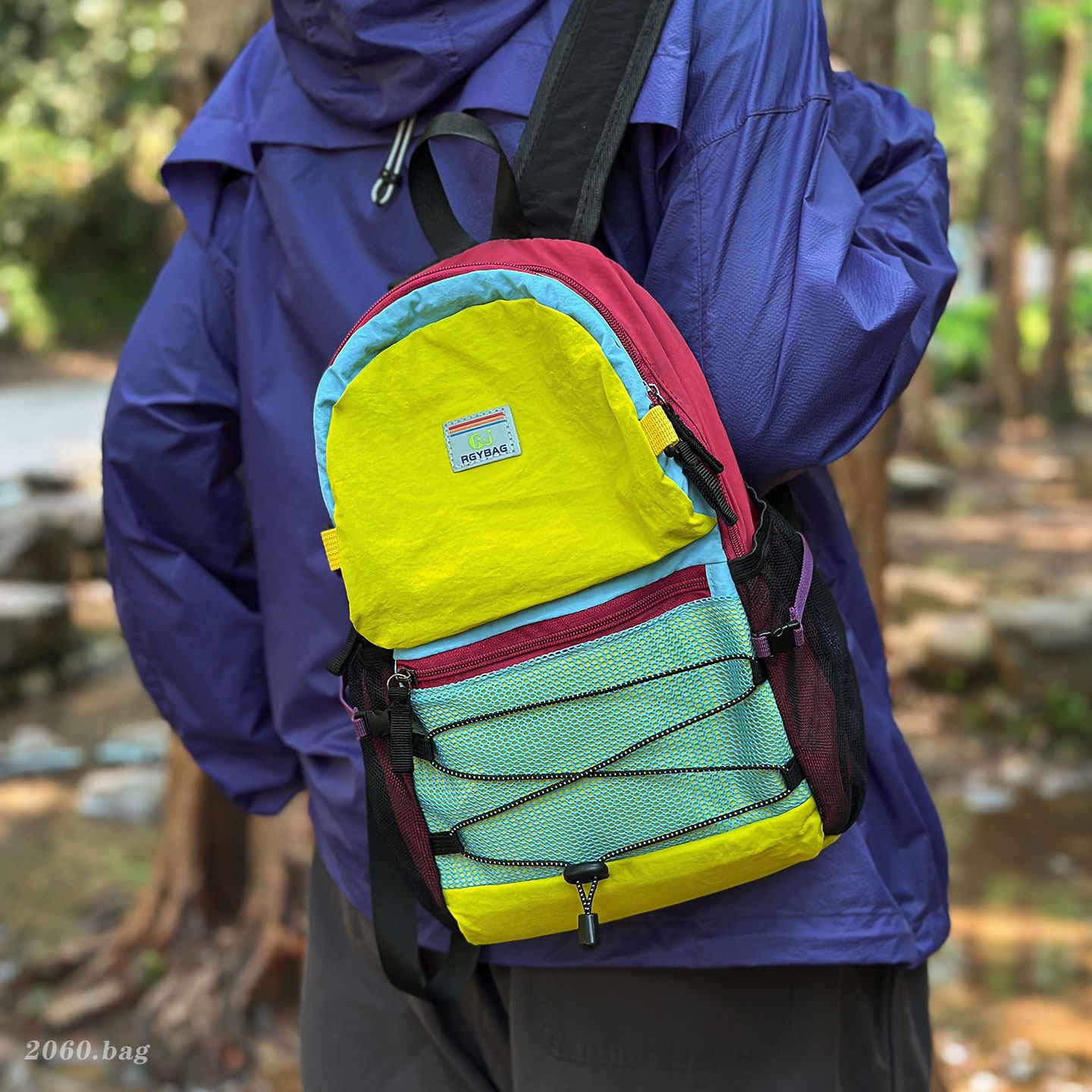 Nuevo hombre y mujer 2026 mochila de montaña mochila de verano ligera sensación de viaje empalme color contraste mochila de nicho al aire libre