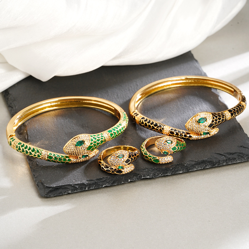 Brazaletes de serpiente de arena transfronteriza de 18 quilates, anillos de cabeza de serpiente de ojos verdes, joyas de mano chinas retro