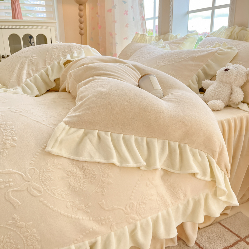 秋冬のお姫様風彫刻ミルクのベッドの上の4点セットのサンゴのベルベットのベッドの両面のベルベットの布団カバーとベルベットのシーツ