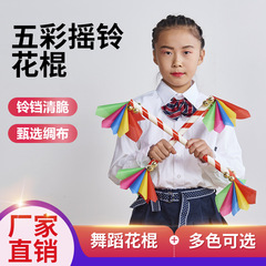 幼稚園の子供の朝は軽い器具の鈴を使って踊ります。