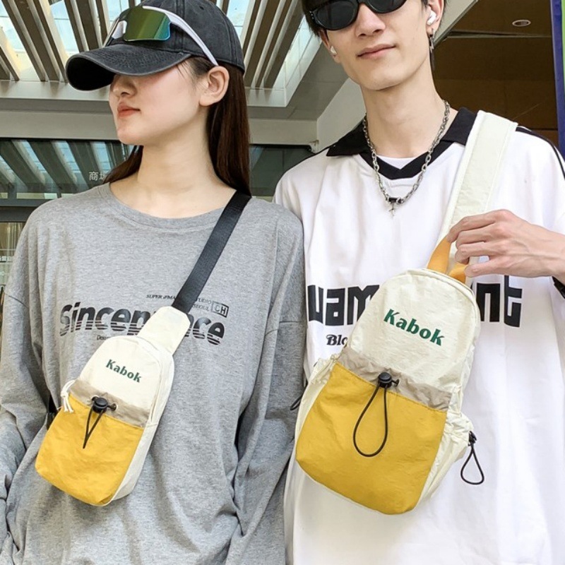 Nuevo bolso de pecho de pareja de moda para hombres y mujeres, bolso de hombro antisalpicaduras de color de contraste simple, bolso de mensajero fresco pequeño casual