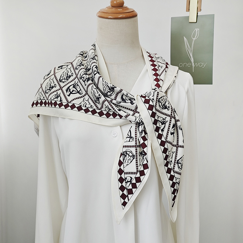 Bufanda triangular con estampado de objeto en movimiento avanzado de moda blanca marrón pony ins Bufanda de seda fina de temperamento creativo transfronterizo europeo y americano