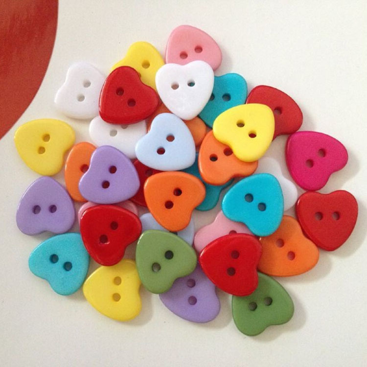 Botón de corazón de melocotón de resina al por mayor botón de color de plástico en forma de corazón jardín de infantes hecho a mano botón de amor hecho a mano