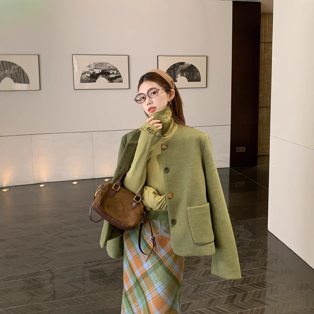 实拍~宽松百搭花朵设计感内搭长袖T恤气质小香毛呢短外套格纹半裙