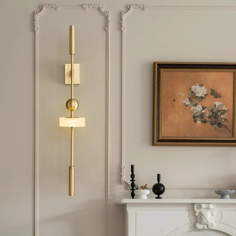 lámpara de pared roja de cobre larga lámpara de pared de sala de estar tipo cama completa lámpara de pared inteligente simple dormitorio lujoso fondo de red de fondo pared de fondo significa alto