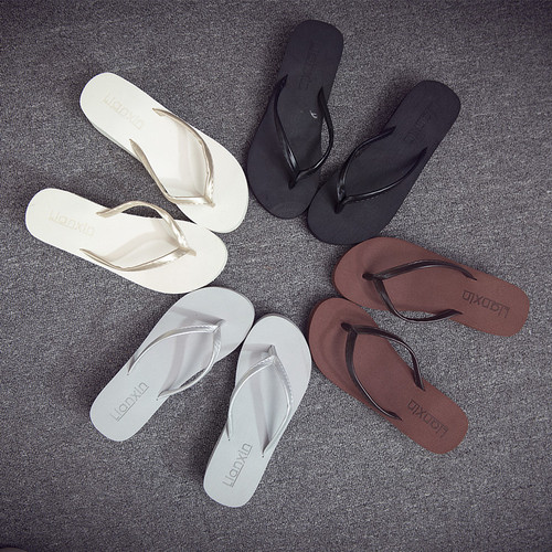 Factory directly supplies summer flip-flops for women, Korean style thin belt, non-slip mid-heeled beach sandals, wholesale for women.