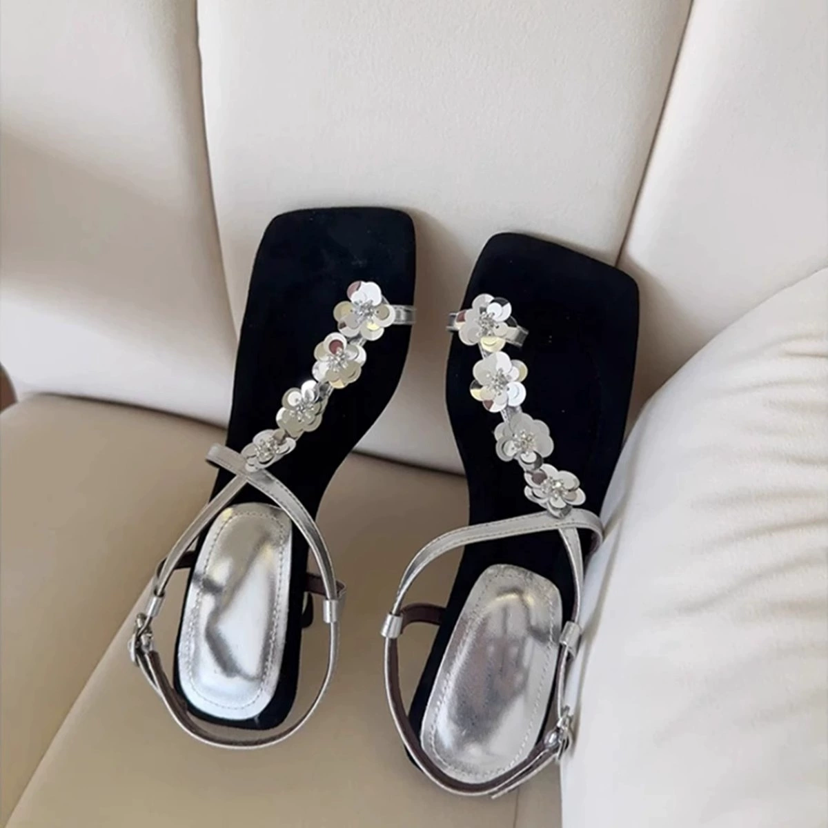 Элегантные атласные босоножки на толстом каблуке с металлической пряжкой для женщин, универсальная модель, новинка лета 2025 года, тонкий стиль