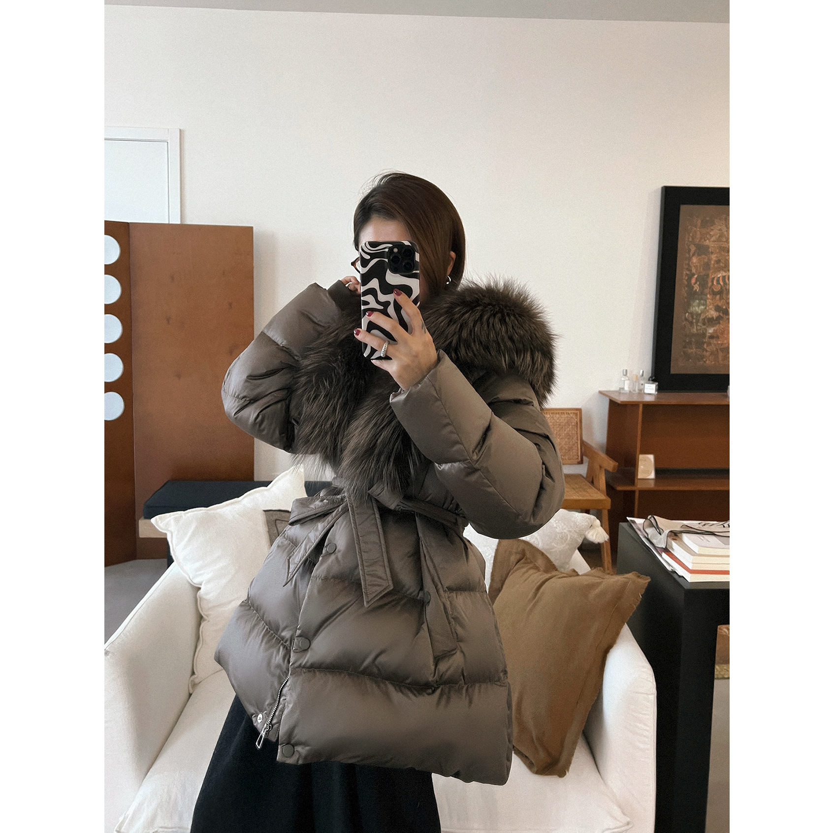 白鹅绒 狐狸毛大毛领 缎面光泽感女式冬季厚款银狐羽绒服腰带大衣