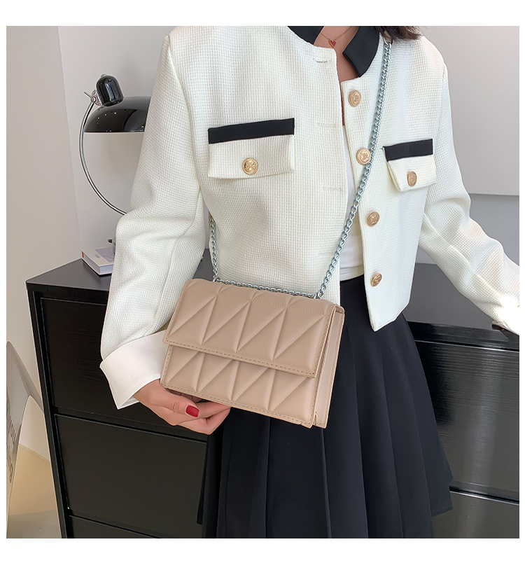 Women's Medium Pu Leather Solid Color Lingge Vintage Style Classic Style Lock Clasp Crossbody Bag Square Bag display picture 8