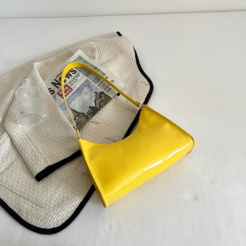 Bolsos sencillos de principios de primavera para mujer, nuevos bolsos cuadrados pequeños de moda de color caramelo, bolsos de un solo hombro y axilas, bolsos pequeños sencillos de otoño e invierno