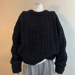 柔らかいモチモチの黒い麻花のセーターの女性の秋冬のゆったりしていて怠惰な風はデザイン感を高めて外に着ます。
