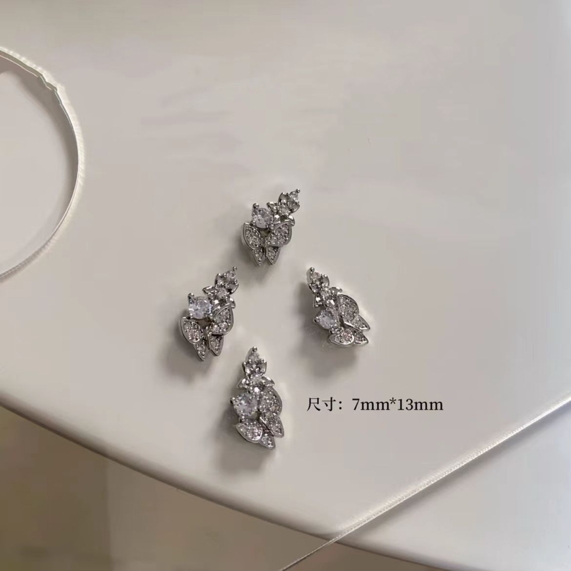 Celebridad de Internet nuevos accesorios de uñas Iris arco de alta retención de color ajuste arco de uñas diamante desgaste material de uñas diamante