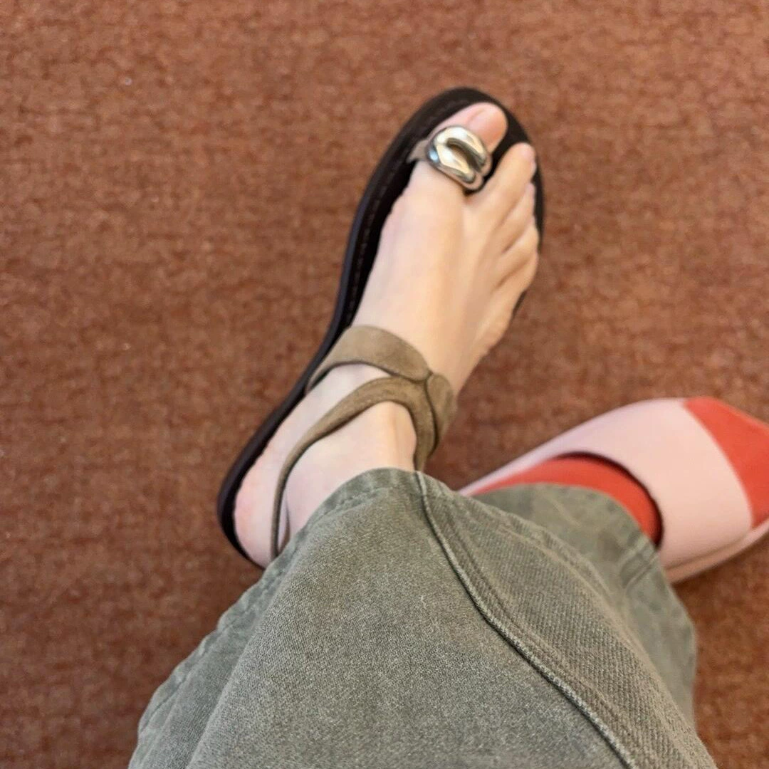 Версия из овчины ~ маленькие римские сандалии из натуральной кожи с золотой пряжкой и ремешками на носке для женщин, летние сандалии на плоской подошве, маленькие сандалии во французском стиле