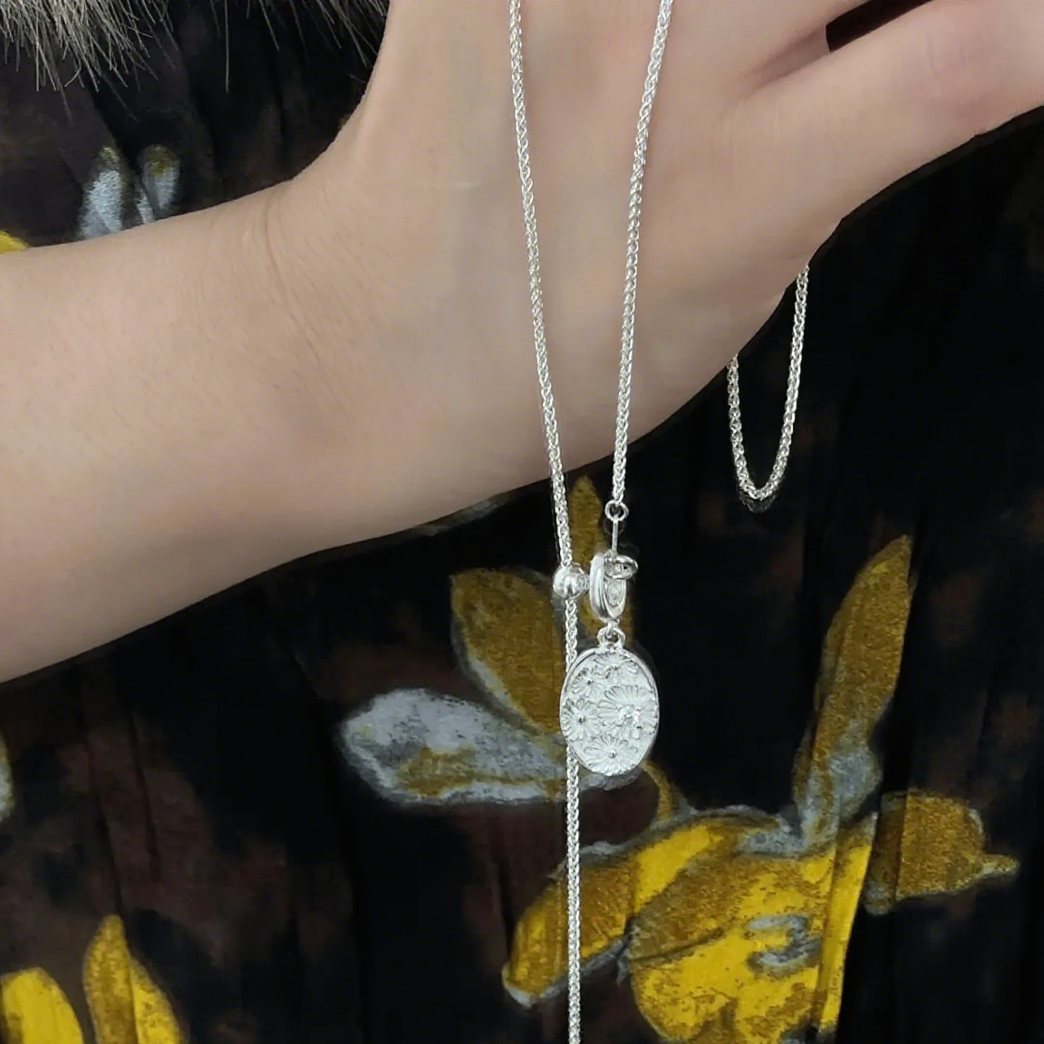 Vintage Daisy Silver Tag Sweater Chain Light Luxury Fashion Niche Design Necklace Women's Accessory