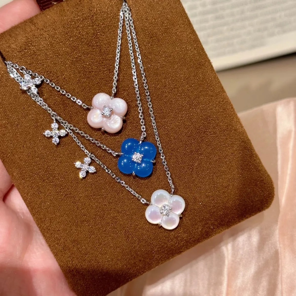 2025 New Model Sparkling Diamond Four-Leaf Clover Necklace for Women, Niche Design, Light Luxury, Fairy-Like High-End Feel, Popular on Xiaohongshu