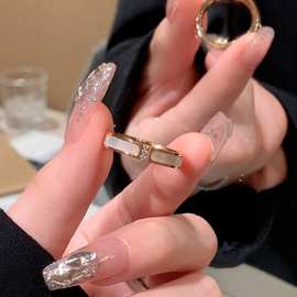 滴油贝母三颗钻戒指女ins小众设计轻奢时尚感钛钢不掉色指环饰品
